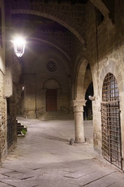 Viterbo, Lazio, İtalya: Geceleyin tarihi binalar