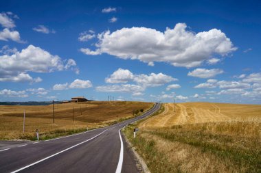 Yazın İtalya 'nın Toskana eyaletinde, Siena eyaletinin Radicofani yakınlarındaki Cassia yolu boyunca kırsal alan