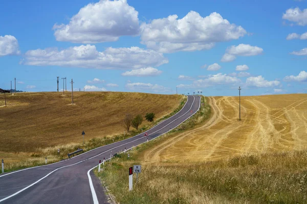 Yazın İtalya 'nın Toskana eyaletinde, Siena eyaletinin Radicofani yakınlarındaki Cassia yolu boyunca kırsal alan