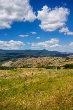 Yazın İtalya 'nın Toskana eyaletinde, Siena eyaletinin Radicofani yakınlarındaki Cassia yolu boyunca kırsal alan