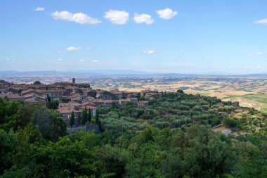 Yazın Montalcino, Siena, Tuscany, İtalya yakınlarındaki kırsal alan..