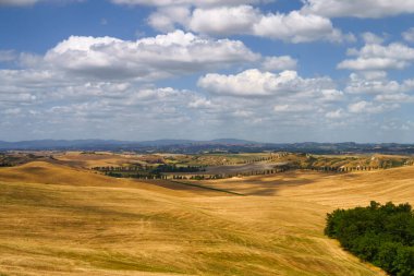 Val d Orcia, Tuscany, İtalya 'da yaz aylarında kırsal alan