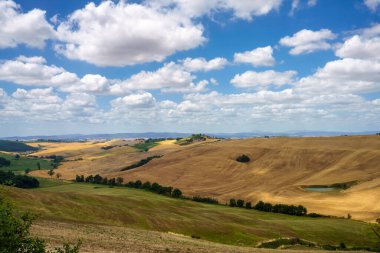Val d Orcia, Tuscany, İtalya 'da yaz aylarında kırsal alan