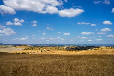 Val d Orcia, Tuscany, İtalya 'da yaz aylarında kırsal alan