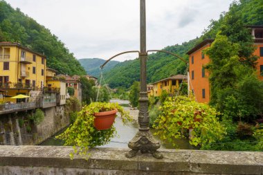 Lucca 'da Bagni di Lucca manzarası, Toskana, İtalya, yaz aylarında