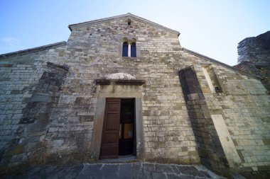 Saints Cornelio ve Cipriano Ortaçağ Kilisesi 'nin dışında Codiponte, Sahip e Carrara ili, Toskana, İtalya