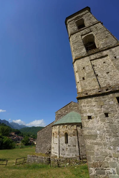 聖コルネリオとチプリアーノの中世の教会の外観コディポンテ マッサ カララ州 トスカーナ州 イタリア — ストック写真