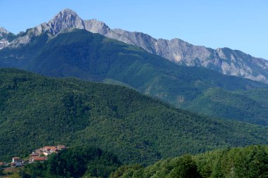 İtalya, Toskana, Foce Carpinelli 'den Alpi Apuane manzarası