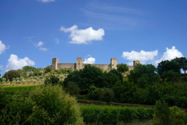 Monteriggioni manzaralı, ortaçağ şehri Siena, Toskana, İtalya 'da duvarlarla çevrili.