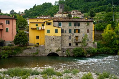 Lucca 'da Bagni di Lucca manzarası, Toskana, İtalya, yaz aylarında