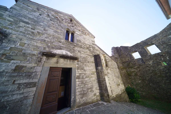 意大利托斯卡纳Massa Carrara省Codiponte的Saints Cornelio和Cipriano中世纪教堂的内部 — 图库照片