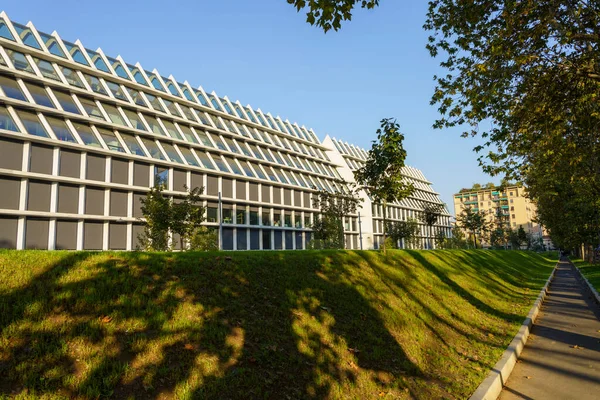 Milan, Lombardiya, İtalya: Pasternak gezisi boyunca modern Feltrinelli binası