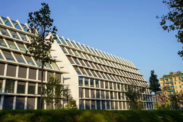 Milan, Lombardiya, İtalya: Pasternak gezisi boyunca modern Feltrinelli binası