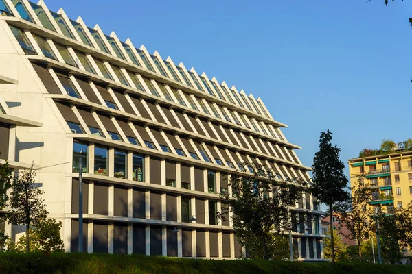 Milan, Lombardiya, İtalya: Pasternak gezisi boyunca modern Feltrinelli binası