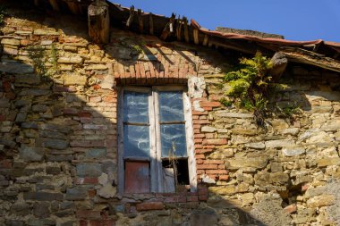 Sonbaharda İtalya 'nın Lombardiya eyaletindeki Curone, Lecco parkında eski bir çiftlik.