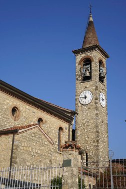 Monte di Rovagnatif 'teki eski kilisenin dışı, Lecco ili, Lombardy, İtalya
