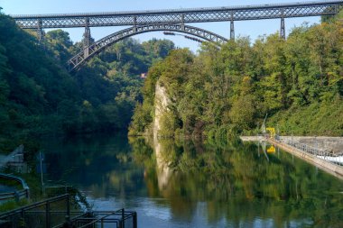 Paderno 'daki demir köprü Adda Nehri üzerinde, Lecco ili, Lombardy İtalya