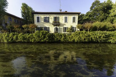 Milano, Lombardy, İtalya 'daki Vimodrone Martesana Kanalı' ndaki eski binalar