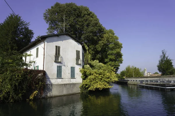 Stary Biały Dom Wzdłuż Kanału Martesana Vaprio Adda Prowincja Mediolan — Zdjęcie stockowe