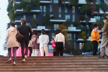 Milan, Lombardy, İtalya: Porta Nuova 'daki insanlar, arka planda Bosco Verticale
