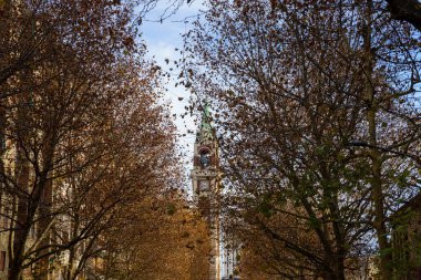 Madonna di Lourdes Kilisesi Cenisio üzerinden Milano, Lombardy, İtalya 'dan ağaçların arasından görüldü.