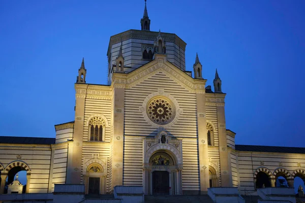 Mediolan Lombardia Włochy Zabytkowy Cmentarz Znany Jako Cimitero Monumentale Wieczorem — Zdjęcie stockowe