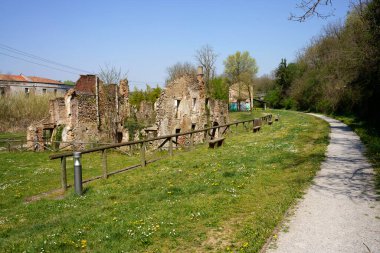 Marnatif yakınlarında Olona Vadisi, Lombardy, İtalya, İlkbaharda. Harabeler.