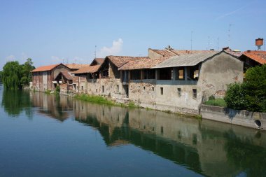 Bernate, Milan 'daki Naviglio Grande boyunca eski binalar, Lombardy, İtalya