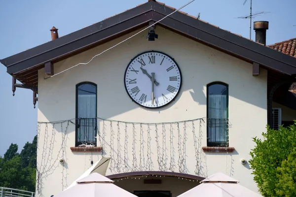 Gaggiano Provincia Milano Lombardia Facciata Una Casa Sorridente Con Orologio — Foto Stock