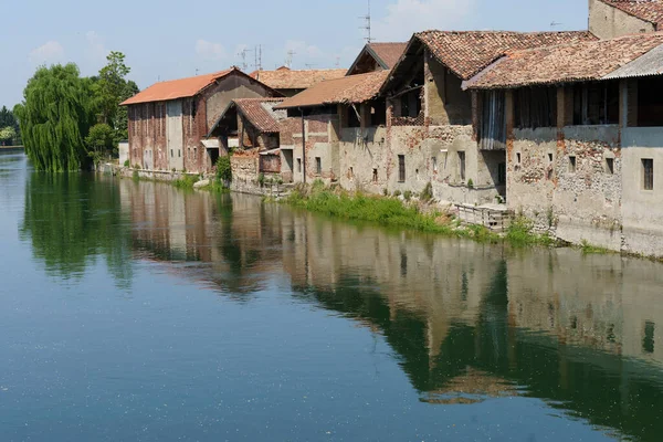 Bernate, Milan 'daki Naviglio Grande boyunca eski binalar, Lombardy, İtalya