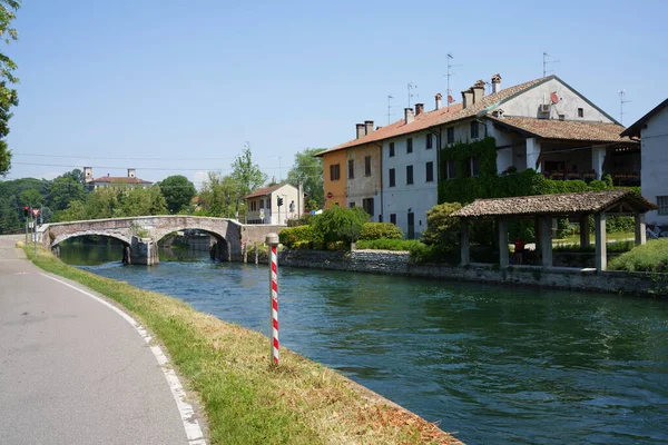 Naviglio Grande, Milan, Lombardy, İtalya boyunca eski binalar