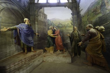 Varallino Sığınağı 'nın içinde, Galliate' de, Novara 'da, Piedmont, İtalya' da, resimler ve heykellerle