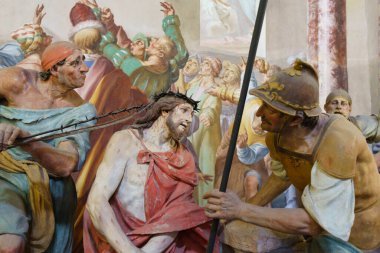 Varallino Sığınağı 'nın içinde, Galliate' de, Novara 'da, Piedmont, İtalya' da, resimler ve heykellerle