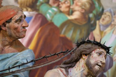 Varallino Sığınağı 'nın içinde, Galliate' de, Novara 'da, Piedmont, İtalya' da, resimler ve heykellerle