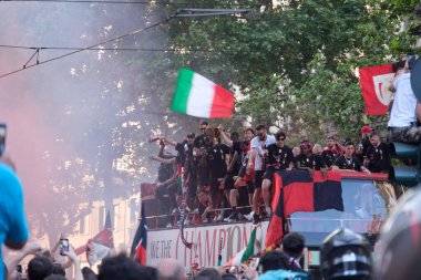 Milan 'daki AC Milan oyuncuları Scudetto' yu kazanmalarını kutlamak için Corso Sempione 'de geçit töreni yapıyorlar.