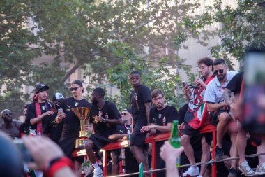 Milan 'daki AC Milan oyuncuları Scudetto' yu kazanmalarını kutlamak için Corso Sempione 'de geçit töreni yapıyorlar.