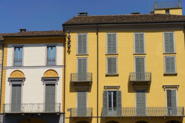 Lodi, Lombardy, İtalya: Piazza della Vittoria 'daki tarihi binalar, şehrin ana meydanı