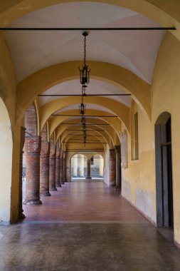 Pizzighettone, Cremona, Lombardy, İtalya 'daki ortaçağ San Bassiano kilisesi yakınlarındaki Portico.
