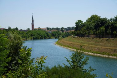 İtalya 'nın Padua ilinde yaz mevsiminde, Piazzola sul Brenta yakınlarındaki Brenta nehri