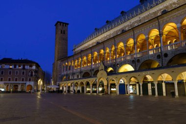 Padova (Padua), Veneto, İtalya: geceleyin tarihi binaların dışı