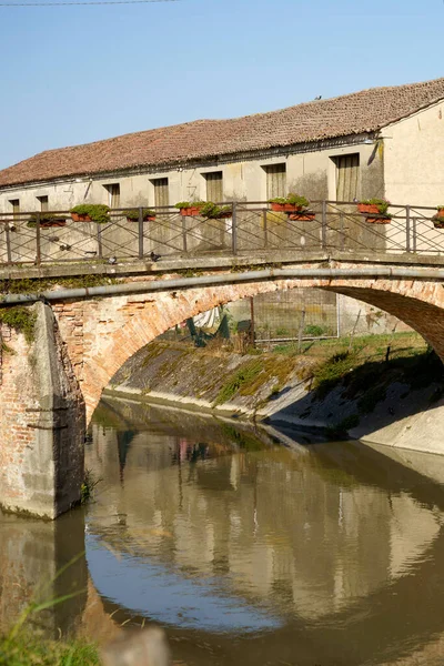 Vecchi Edifici Lungo Canale Vicino Badia Polesine Provincia Rovigo Veneto — Foto Stock