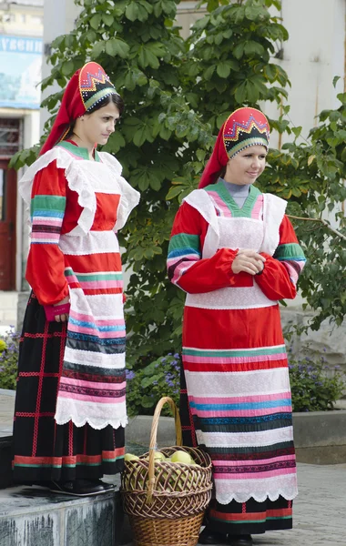 Dziewczyny w rosyjskiej Narodowej komplet — Zdjęcie stockowe