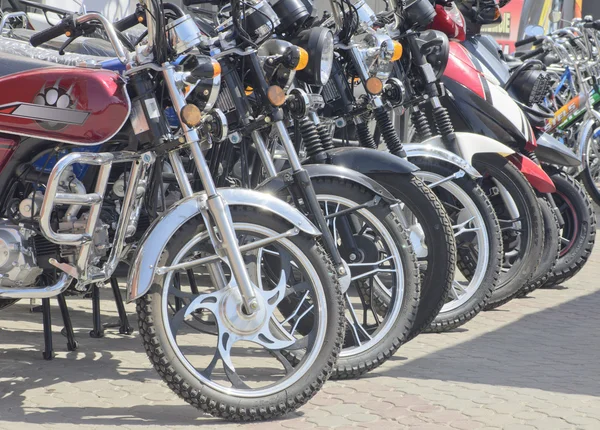 Motocicli che costano in fila Fotografia Stock