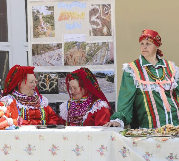 Oudere vrouwen (vrouw) s in Russische nationale pak op festival Russische zuurdesem in stad elice — Stockfoto