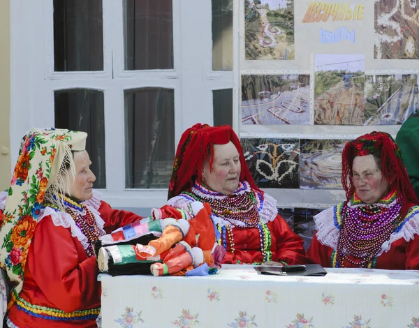 Oudere vrouwen (vrouw) s in Russische nationale pak op festival Russische zuurdesem in stad elice — Stockfoto