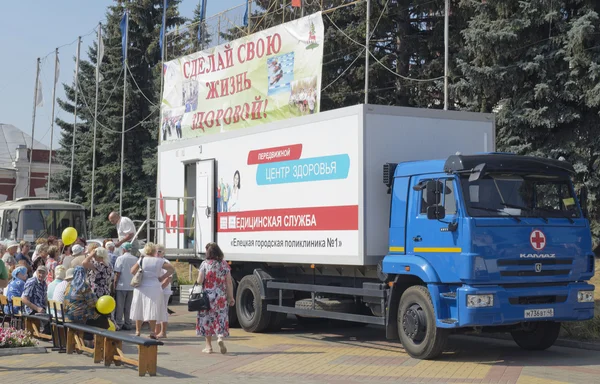 Мобильная медицинская точка в день здоровья в городе Elice — стоковое фото