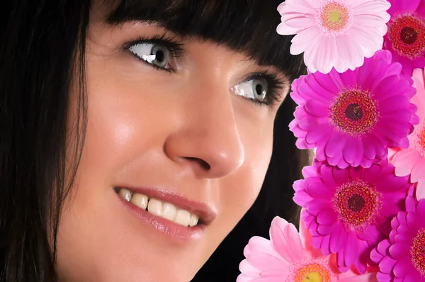 Frau mit Blumen — Stockfoto