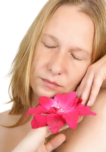 Retrato de una hermosa mujer rubia con flor — Foto de Stock