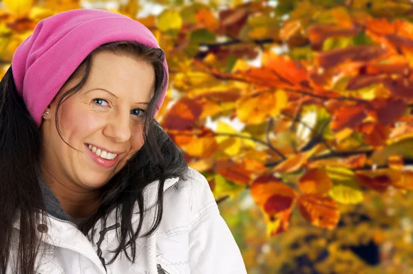Donna in autunno forrest — Foto Stock