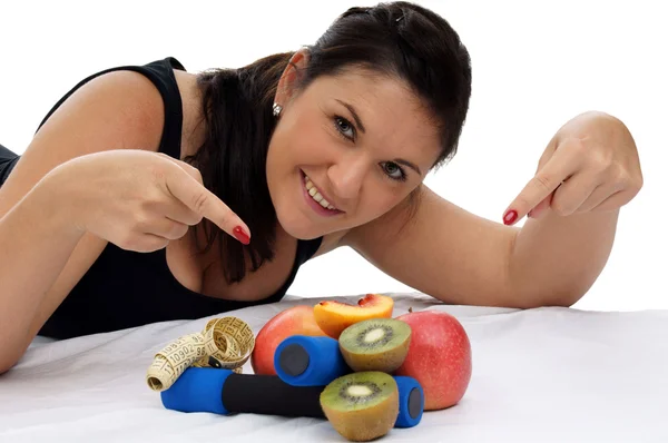 Mujer deportiva con frutas frescas — Foto de Stock